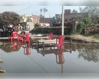 मुजफ्फरनगर में गंदे पानी के बीच खाट बिछाकर ग्रामीणों का अनोखा सत्याग्रह जारी, अधिकारियों की मान-मनौव्वल भी रही बेअसर