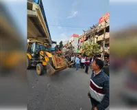नोएडा प्राधिकरण का बड़ा एक्शन: शहर भर में चला अवैध अतिक्रमण हटाओ अभियान, जेसीबी और डंपर लेकर सड़कों पर उतरे अधिकारी, रेहड़ी-पटरी वालों में मचा हड़कंप