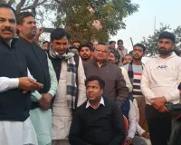 सिकंदरपुर में 'खाट धरना' समाप्त: 15 दिन में समस्या सुलझाने का दिया आश्वासन, गंदे पानी के बीच खाट बिछाकर 3 दिन से डटे थे ग्रामीण