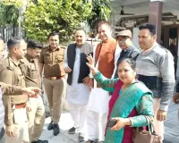 मुज़फ्फरनगर में कांग्रेस नेताओं को पुलिस ने किया हाउस अरेस्ट, लखनऊ कूच से पहले की घेराबंदी, अभद्रता का भी आरोप 