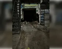 मोरना में अनियंत्रित कार सैलून में घुसी, शटर और दीवार तोड़कर भीतर पहुंची; बड़ा हादसा टला, दुकान में रखा कीमती सामान चकनाचूर