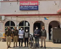 ग्रेटर नोएडा: बाइक राइडर्स से लूटपाट करने वाले तीन बदमाश गिरफ्तार, बरामद हुआ मोबाइल और नकद