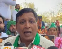 नोएडा: डीएम आवास कूच कर रहे किसानों की पुलिस से तीखी भिड़ंत, 'यादव जी की लव स्टोरी' फिल्म और बिजली संकट पर भारी हंगामा