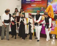 नोएडा में छात्रों ने पारंपरिक अंदाज में खेली फूलों की होली