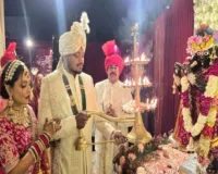 भक्ति के रंग में रंगा वैवाहिक मंडप: चंदौसी में जयमाला से पहले गूँजी बांकेबिहारी की महाआरती, अनमोल और तृप्ति ने प्रभु चरणों में टेका मत्था