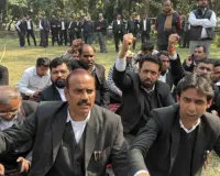 रामपुर: फारूक अधिवक्ता हत्याकांड के विरोध में बार एसोसिएशन का धरना, जिलाधिकारी कार्यालय के समक्ष सैकड़ों वकील डटे