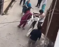 बिजनौर में दो पक्षों के बीच जमकर मारपीट, वीडियो सोशल मीडिया पर वायरल, मुकदमे के फैसले को लेकर हुआ विवाद