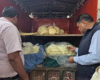 लखनऊ में FSDA की बड़ी कार्रवाई, खोए की गाड़ी पकड़ी, चारबाग खोया मंडी में जांच के दौरान पकड़ी गई संदिग्ध गाड़ी