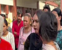 खतौली में होली की 'बधाई' को लेकर किन्नरों के दो गुटों में 'मल्लयुद्ध', जमकर चले पत्थर और लाठियां