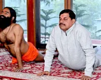 हरिद्वार में दिखा अलग अंदाज मुख्यमंत्री मोहन यादव ने, बाबा रामदेव के साथ किया शीर्षासन योग साधना और संस्कारों की झलक