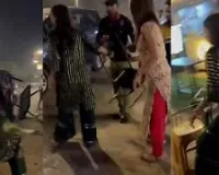 गाजियाबाद की चाय टपरी बनी रिंग! दो लड़कियों की हंगामा बॉक्सिंग