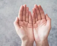 Hast Rekha Shastra: अगर हथेलियों को मिलाने पर बनता है आधा चांद तो यह संकेत बदल सकता है आपकी पूरी जिंदगी