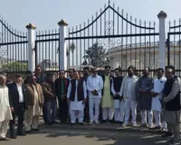 रामपुर में कांग्रेस का गांधी समाधि पर धरना, मनरेगा में बदलावों को बताया मजदूर विरोधी, विधानसभा घेराव में दुर्व्यवहार का लगाया आरोप