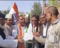 अमरोहा में कांग्रेस का एक दिवसीय सत्याग्रह, गांधी प्रतिमा स्थल पर धरना, लखनऊ लाठीचार्ज के विरोध में सौंपा ज्ञापन
