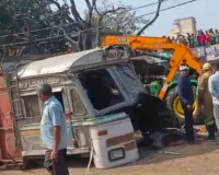 रतनपुरी बस स्टैंड पर पलटा गन्ने से भरा ओवरलोड ट्रक, बाल-बाल बची जान, हादसे के बाद सड़क पर लगा लंबा जाम