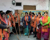 मुजफ्फरनगर: वैलेंटाइन डे पर 'लाठी' का पहरा, क्रांति सेना ने प्रेमी युगलों को दी गंजा करने की चेतावनी 