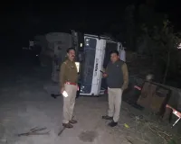 मुजफ्फरनगरः चरथावल में कुटेसरा मार्ग पर ओवरलोड गन्ना ट्रक पलटा, चालक ने कूदकर बचाई जान