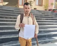 शामली मे आयुष्मान कार्ड से फर्जीवाड़ा कर हजारों रुपए निकालने का आरोप, पीड़ित पहुंचा डीएम ऑफिस