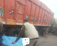 मुजफ्फरनगरः सड़क हादसे में ट्रैक्टर चालक की दर्दनाक मौत, पीछे से आ रहे ट्रक को देख घबराहट में नीचे कूदा युवक