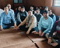 मुजफ्फरनगरः विकास भवन कर्मचारी एसोसिएशन ने दिया ग्रामीण अभियंत्रण विभाग के अधिशासी अभियंता के खिलाफ धरना 