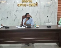 शामली: डीएम की समीक्षा बैठक में गिरी गाज, लापरवाह अधिकारियों के वेतन रोकने के निर्देश