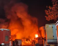 मुजफ्फरनगर में जनरेटर गोदाम में लगी भीषण आग, लाखों का सामान जलकर राख: शॉर्ट सर्किट से मची तबाही, बाल-बाल बचे कर्मचारी