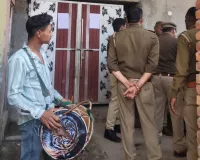 मुजफ्फरनगर में 120 करोड़ की ठगी, कंपनी की फरार संचालिका के घर पुलिस ने ढोल-नगाड़ों के साथ चस्पा किया कुर्की नोटिस