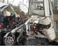 खुशियां मातम में बदलीं: बांग्लादेश में दो बसों में टक्कर, दूल्हा-दुल्हन समेत 14 की मौत, बीएनपी नेता के घर मातम