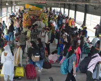होली पर ट्रेनों-बसों में भारी भीड़, यात्रियों को खड़े होकर करना पड़ रहा सफर