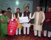 सहारनपुर: प्रधानमंत्री उज्ज्वला योजना के तहत 400 लाभार्थियों को निःशुल्क गैस सिलेण्डर और प्रतीकात्मक चेक वितरित