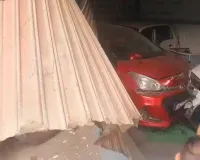 सहारनपुर में बेकाबू ट्रक कारों की दुकान में घुसे, कई गाड़ियां क्षतिग्रस्त