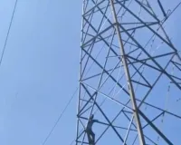 बेटे पर दर्ज मुकदमा बना गले की फांस: पिता बना 'वीरू', हाईटेंशन बिजली के टॉवर पर चढ़कर काटा घंटों हंगामा