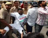 Samajwadi Party का हजरतगंज चौराहे पर प्रदर्शन,महंगाई और गैस किल्लत को लेकर सड़क पर उतरे नेता