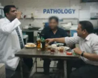 वाराणसी जिला अस्पताल में कर्मचारियों की शर्मनाक हरकत, लैब में शराब पीने का वीडियो वायरल