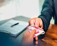 अयोध्याः मिल्कीपुर तहसील के लेखपाल का रिश्वत लेते वीडियो वायरल, किसान रुपये की मांग