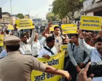 लखनऊ: भर्ती में देरी पर फूटा युवाओं का गुस्सा, हाथ में कटोरा लेकर किया प्रदर्शन, जीपीओ के पास पुलिस ने रोका