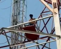 सोनभद्र: प्यार में 'शोले' स्टाइल ड्रामा, पत्नी को लाने ससुराल पहुंचे युवक के साथ हुई मारपीट तो चढ़ गया टावर पर