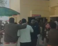 मेरठ के कंकरखेड़ा थाने में बहू की भाभी ने ससुर को जड़ा थप्पड़, जमकर चले लात-घूंसे, पांच लोगों का हुआ चालान