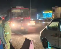 हाइवे पर दौड़ती ईको कार में लगी आग, फायर टीम ने पाया काबू, यात्री सुरक्षित