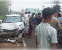 सहारनपुर:चिलकाना में कार और बाइक की भीषण भिड़ंत, दो युवक घायल