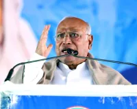 एलपीजी सिलेंडर की कीमत बढ़ने पर कांग्रेस का हमला, खड़गे बोले- 'पर्याप्त तेल-गैस मुहैया कराने में सरकार लाचार' 