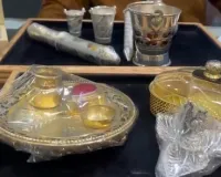 होली पर लखनऊ के बाजारों में खास रौनक, सोने-चांदी की पिचकारी और बाल्टियों की बढ़ी मांग