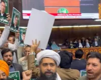 पाकिस्तान: भारत के खिलाफ उगल रहे थे जहर, संसद में लगे 'गो जरदारी गो' और 'खान को रिहा करो' नारे