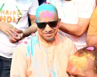 यूपी में छाया होली का रंग, ब्रज की भक्ति, काशी की मस्ती और अवध की तहजीब के रंग में रंगी फिजा, रंग उड़े तो खिले रिश्ते