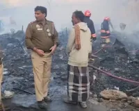 दिल्ली: रिठाला की झुग्गियों में आग का तांडव, आसपास के फ्लैट और फैक्ट्री भी प्रभावित 