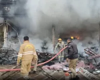 जौनपुर: होटल के बाहर शादी के पंडाल में लगी आग, दूर तक दिखे धुएं के गुब्बारे