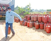 संसद में गूंजा LPG मुद्दा : 5 दिनों में एलपीजी उत्पादन 28 प्रतिशत बढ़ा, सिलेंडर डिलीवरी समय 2.5 दिन ही: हरदीप सिंह पुरी 