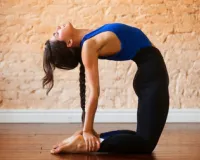 पीठ दर्द और कमजोर पाचन से हैं परेशान? रोजाना करें उष्ट्रासन का अभ्यास 