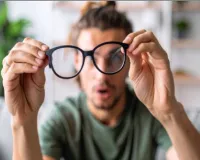 डिजिटल युग में आंखें हो रही बीमार, आयुर्वेद से जानें मोबाइल स्ट्रेस से राहत पाने के तरीके