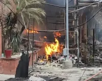 दिल्ली के अंधेरिया मोड़ स्थित नेचर बाजार में लगी भीषण आग, जल गईं 50 से अधिक दुकानें